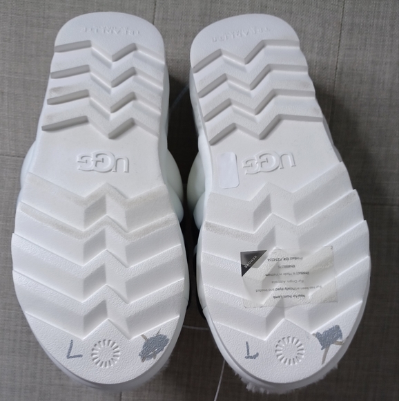 UGG Maxi Slide Logo Women's Slides Slippers White & Black UGG Logo Size 7 New - Picture 9 of 11